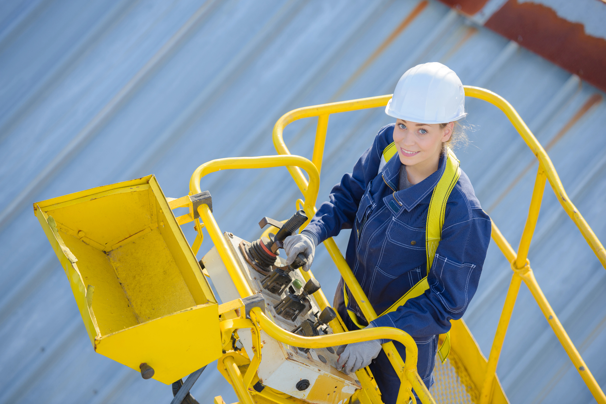 Dvigalo za krovce je eden tistih strojev, brez katerih delo na strehi poteka dvakrat težje